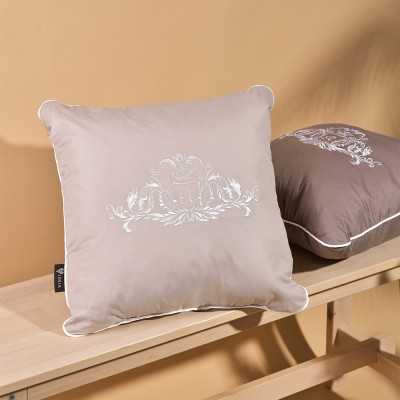 Подушка ROYAL с вышивкой ТМ IDEIA 45х45 см св.сірий ( 8-11131*005 )