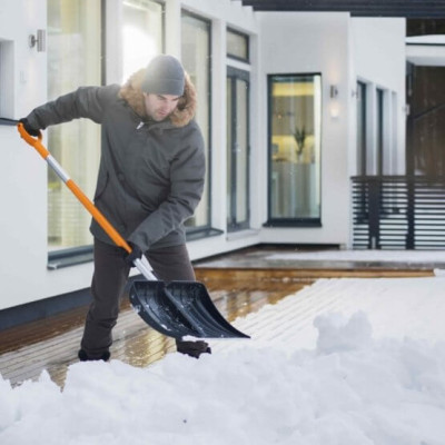 Скрепер для прибирання снігу Fiskars SnowXpert™ (1062828) Скрепер для прибирання снігу Fiskars SnowXpert™ (1062828)