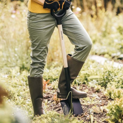 Лопата з дерев'яною ручкою Fiskars Solid™ (1066721) Лопата з дерев'яною ручкою Fiskars Solid™ (1066721)