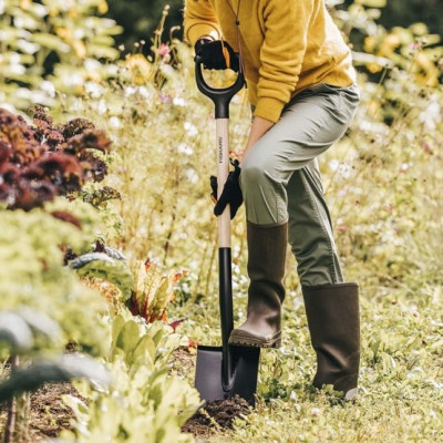 Лопата з дерев'яною ручкою Fiskars Solid™ (1066721) Лопата з дерев'яною ручкою Fiskars Solid™ (1066721)