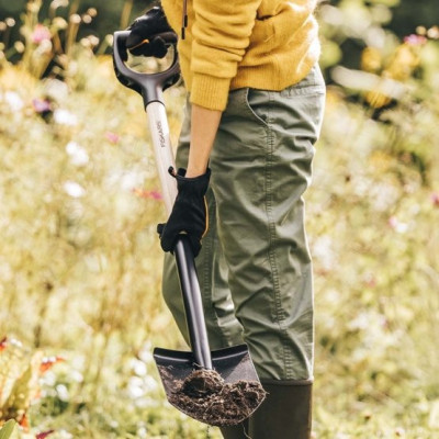 Лопата з дерев'яною ручкою Fiskars Solid™ (1066721) Лопата з дерев'яною ручкою Fiskars Solid™ (1066721)