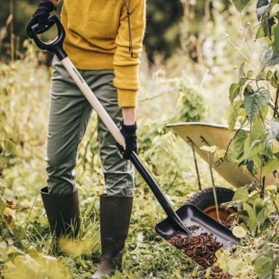 Лопата совкова з дерев'яною ручкою Fiskars Solid™ (1066723)