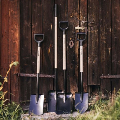 Лопата совкова з дерев'яною ручкою Fiskars Solid™ (1066723)