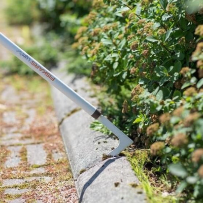 Сапка Fiskars White для прибирання трави між плиткою і бруківкою полегшена 136543 (1019604) Сапка Fiskars White для прибирання трави між плиткою і бруківкою полегшена 136543 (1019604)