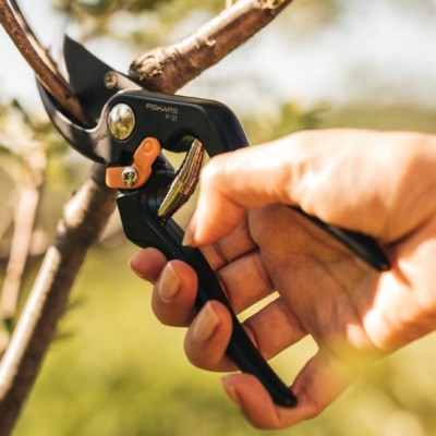 Садовий секатор Fiskars Solid™ (P131) 1057161 Садовий секатор Fiskars Solid™ (P131) 1057161