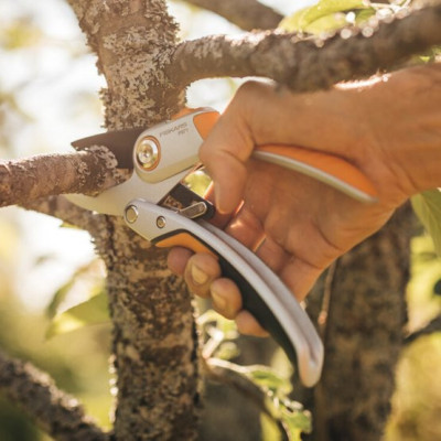 Секатор з храповим механізмом Fiskars X-series™ (P971) 1057176 Секатор з храповим механізмом Fiskars X-series™ (P971) 1057176